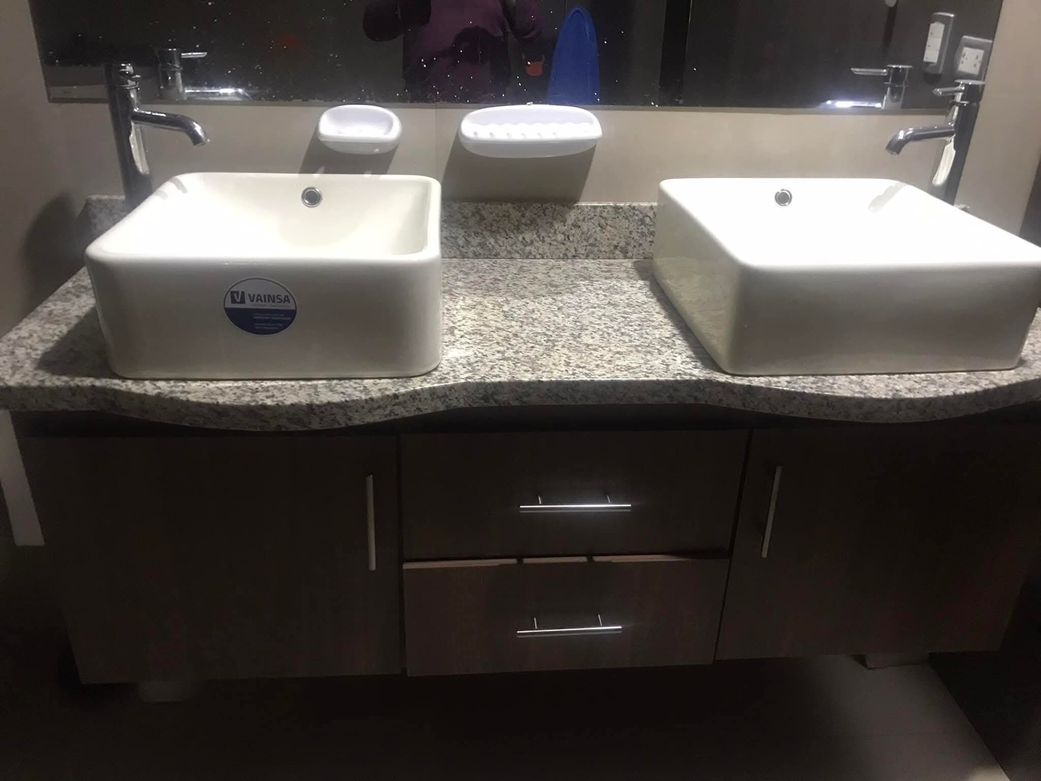 Mesón de baño en mármol con doble lavabo