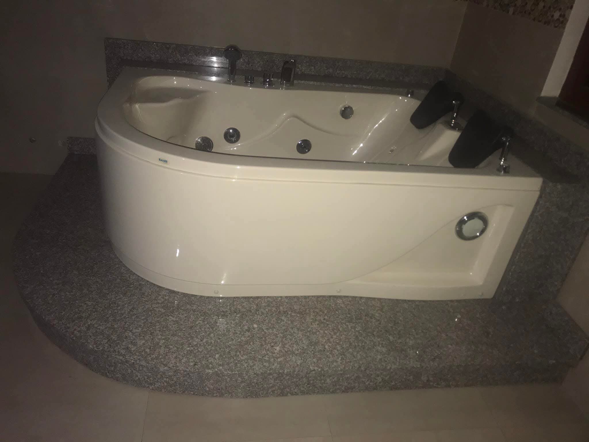 Base de jacuzzi con acabado en mármol