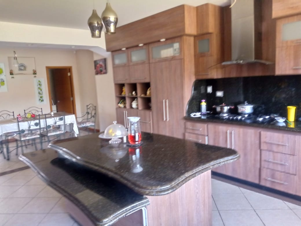 Cocina con isla negra y muebles de madera