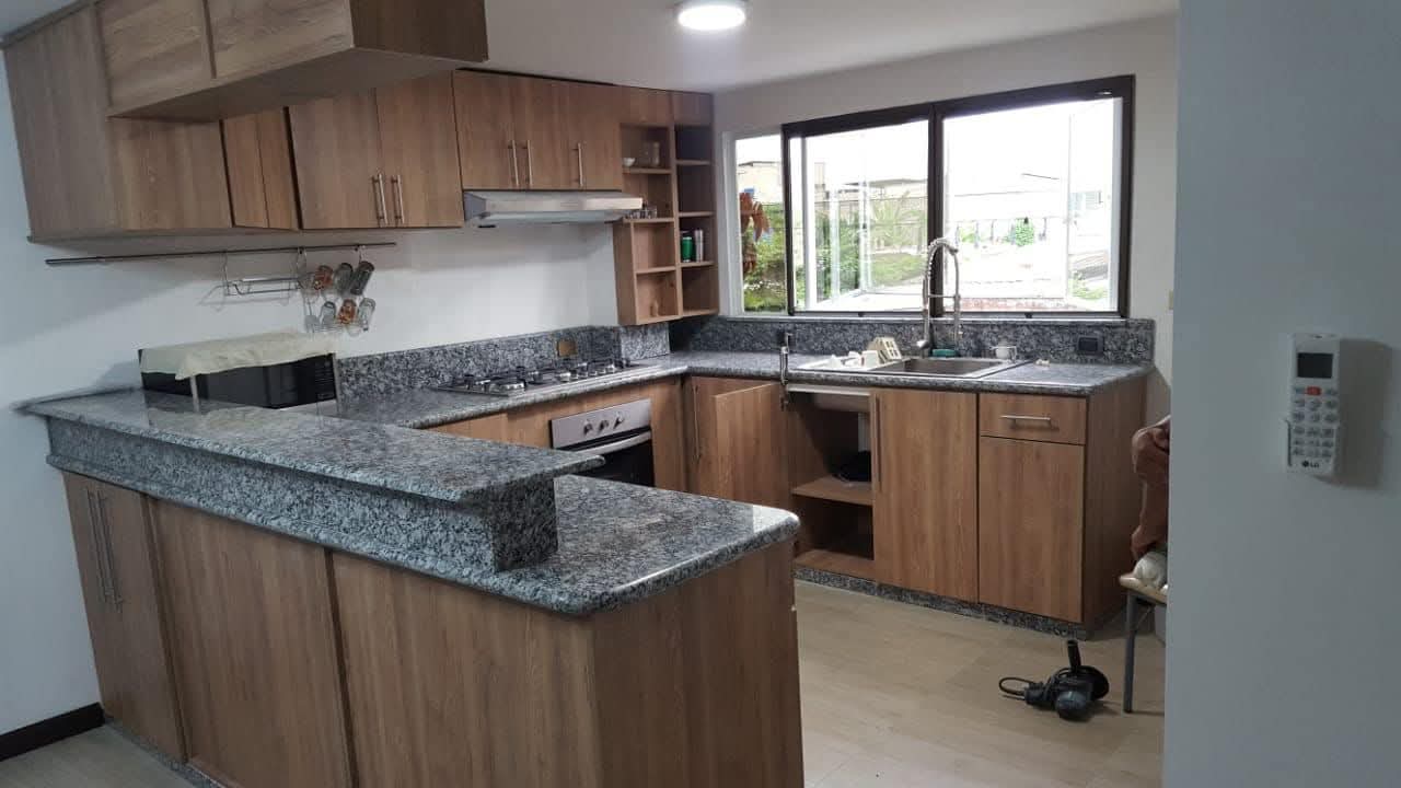 Cocina con mesones grises