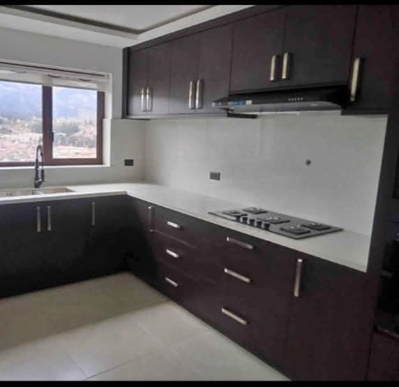 Cocina moderna con mesón blanco