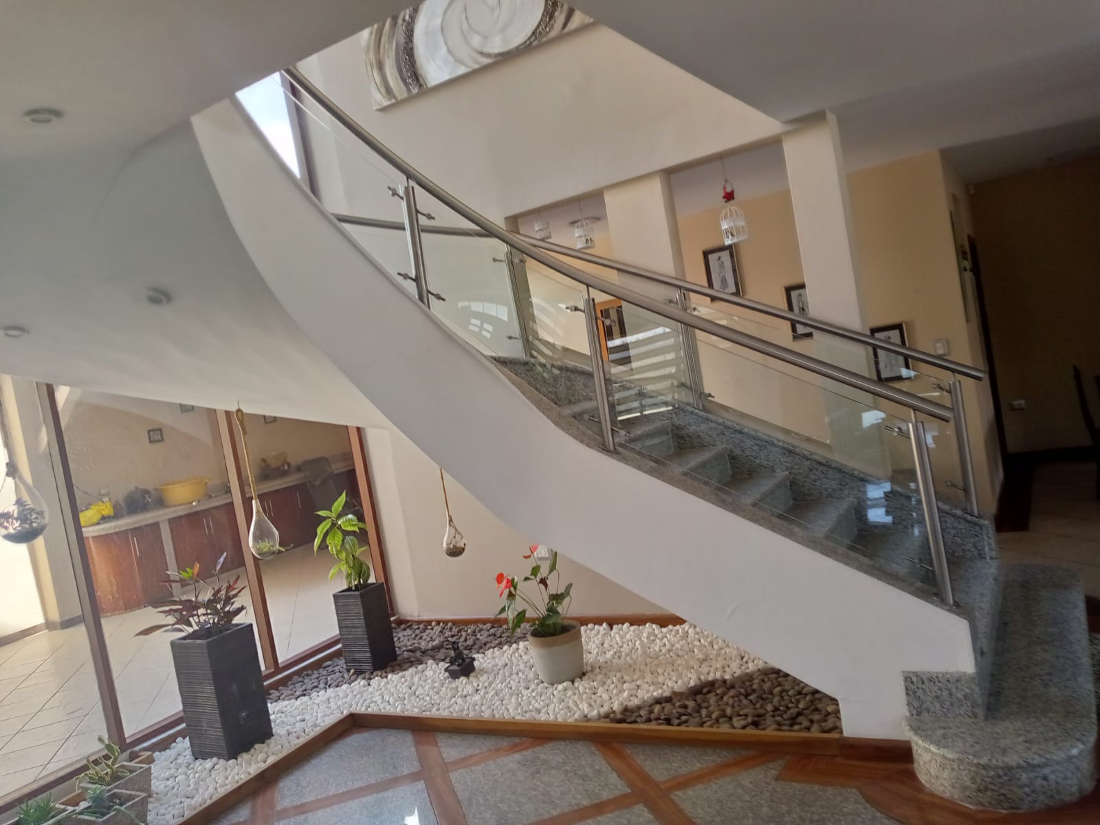 Escalera curva con acabado en granito