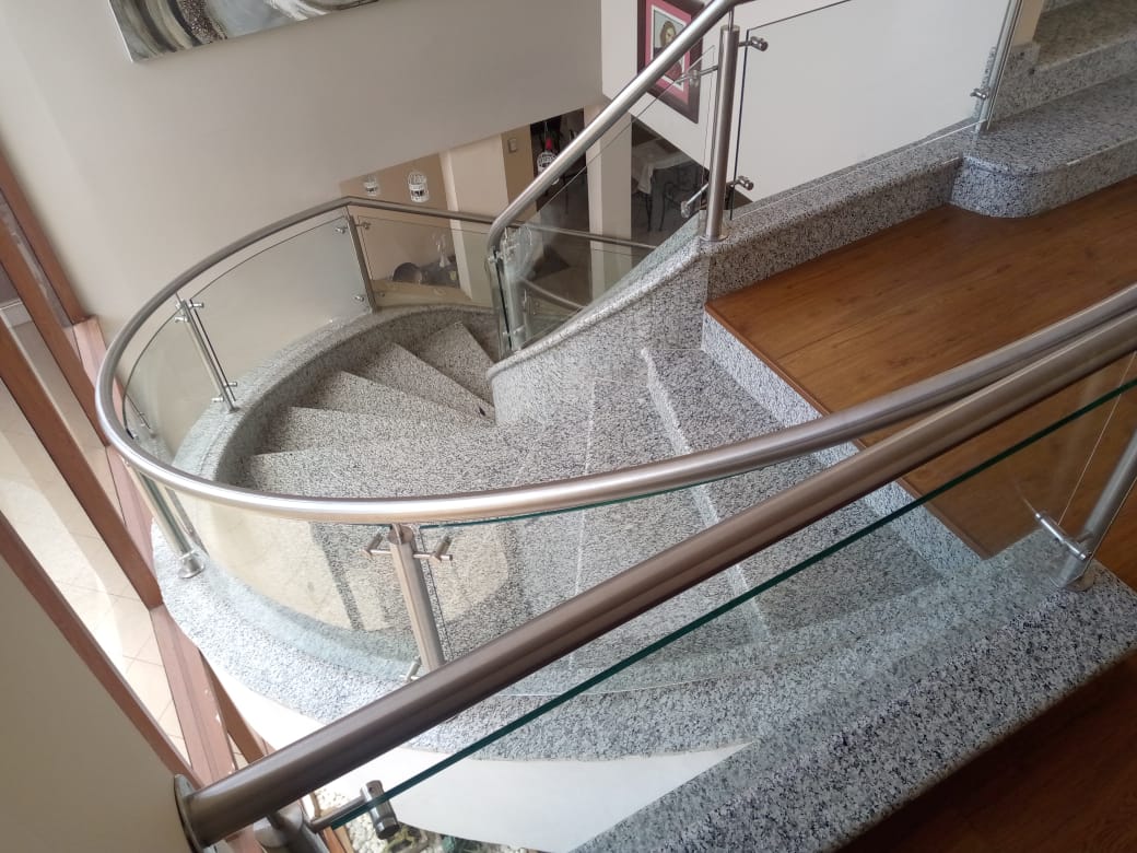 Gradas curvas con acabado en granito