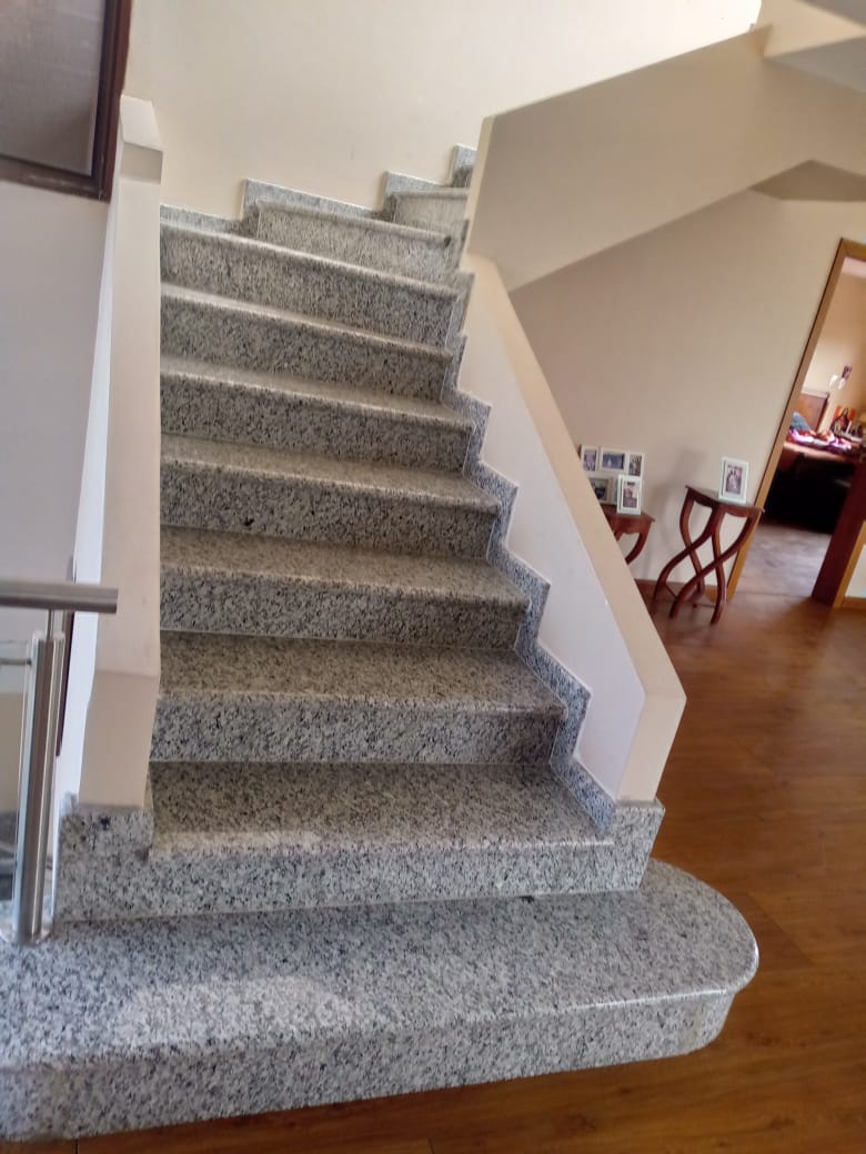 Gradas interiores con acabado de granito