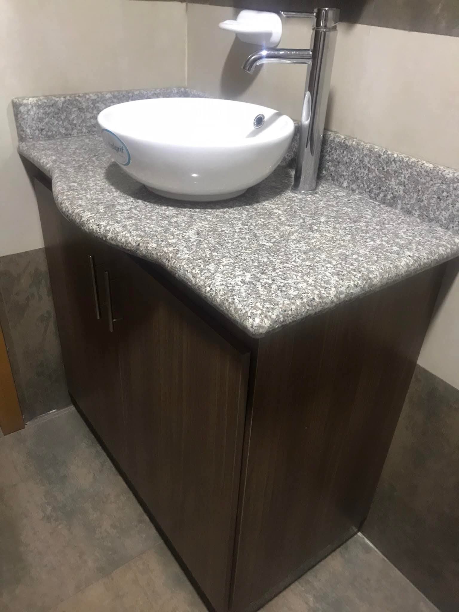 Lavabo esquinero con mesón de piedra