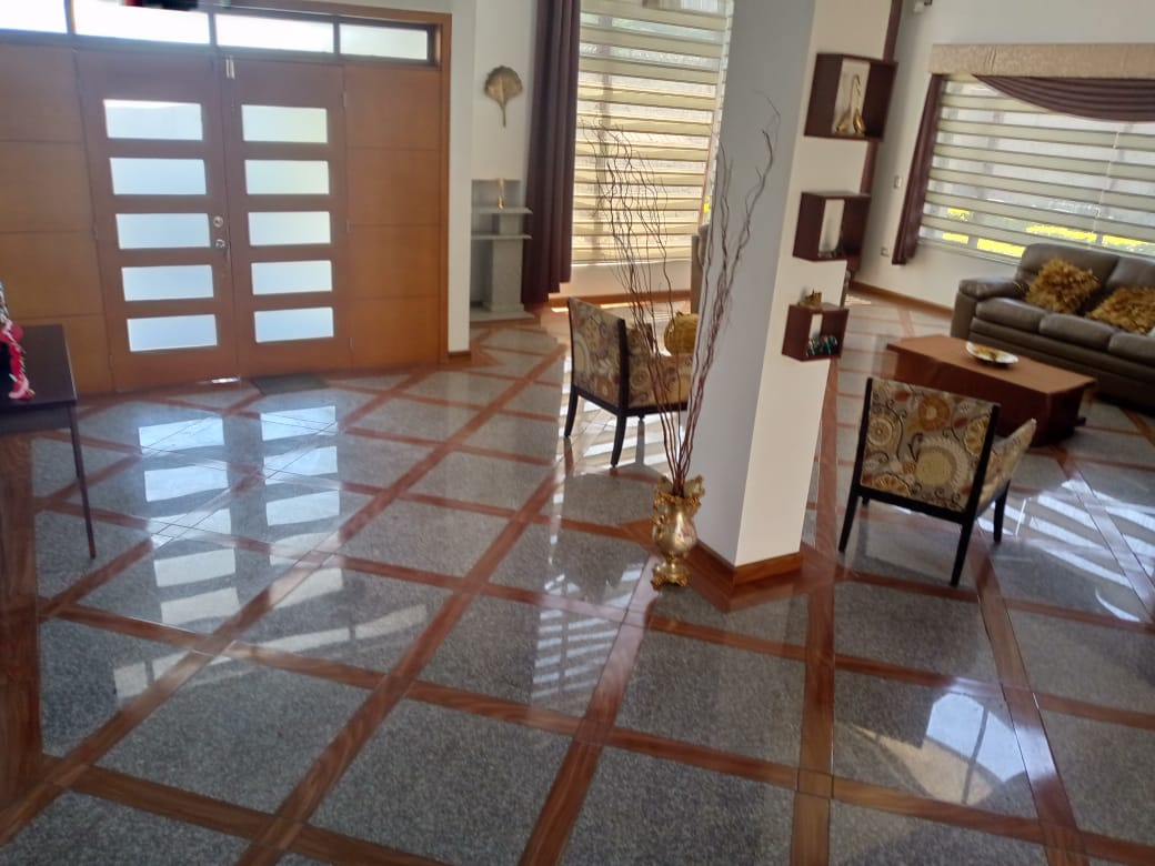 Piso brillante en granito